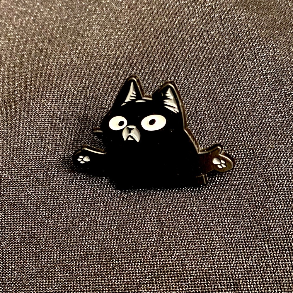 Shrug Kitty: Either she doesn’t know or she doesn’t care | Enamel pin or magnet